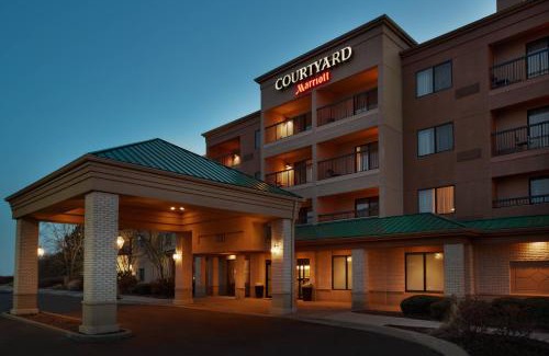 St. Charles Hotel | Courtyard Chicago St. Charles