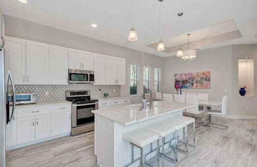 Gillespie Park House | Courtyard Home with Pool, Spa & Sauna close to Beach & City Center