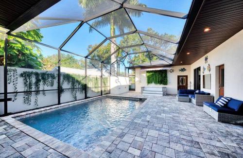 Gillespie Park House | Courtyard Home with Pool, Spa & Sauna close to Beach & City Center