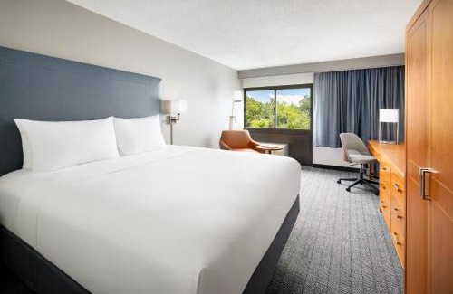 Montvale Hotel | Courtyard Montvale