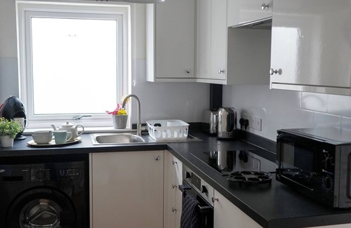 Kingsbridge Apartment | Courtyard, parking, strong WiFi. Nr Salcombe estuary, town, coast & beaches.