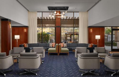 Kearny Mesa Hotel | Courtyard San Diego Central - Outdoor Pool, Bar & Restaurant