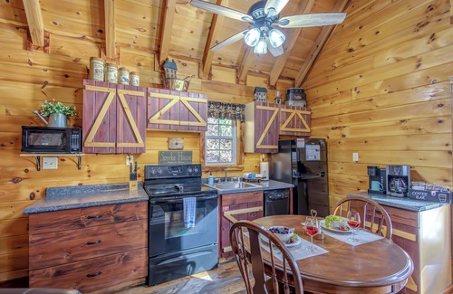 Wears Valley Cabin | Cove Creek Overlook - Newly Updated & Secluded!