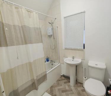 Weston on Trent House | Coventry Comfort 5-Bedroom Home