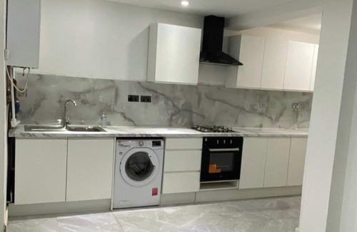 Acresford House | Coventry Stay - Sleeps 8, Free Parking & Pets