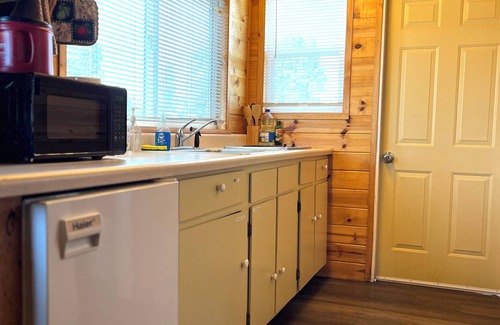 Chiloquin Cabin | Cowboy Cabin #1 on a working ranch, near Crater Lake with WiFi, AC