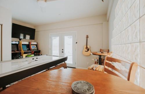 Westside House | Cowboy Den-Hot Tub-Game Room-Pet Friendly-No Pet Fees!