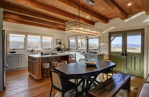 Pray House | Cowboy Retreat- A gorgeous 3 bedroom home near Chico Hot Springs with views!
