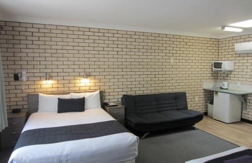 Cowra Hotel | Cowra Crest Motel