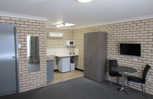 Cowra Hotel | Cowra Crest Motel