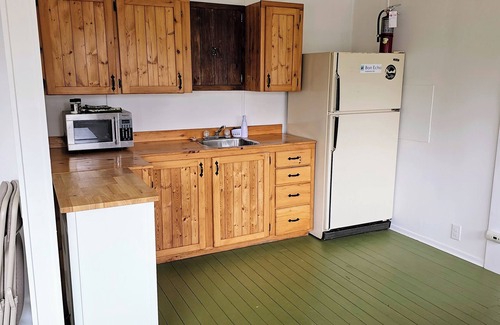 Addington Highlands Cabin | Coxy 1 bedroom w/a view of lake Mazinaw just 7KM from Bon Echo Provincial Park
