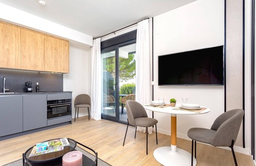 Distrito Norte Sierra Apartment | Cozy 1 bd apartment with terrace, pool and parking. Arruzafa VII