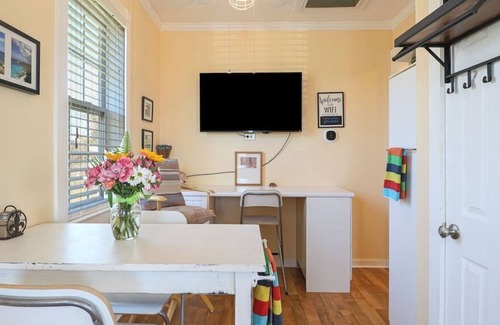 Old Town Cabin | Cozy 1 Bed, 1 Bath, Minutes to the Beach, Fishing, & Old Town Bay St. Louis