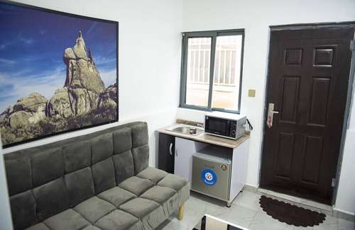 Abuja Apartment | Cozy 1 Bed Apart - 24Hrs Power/WIFI/Security (Ash)