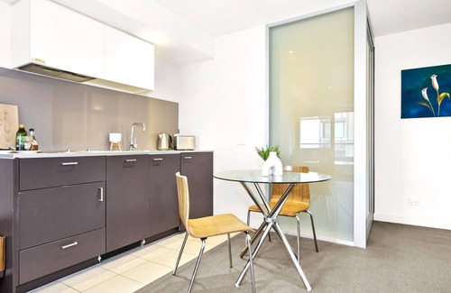 Melbourne Apartment | Cozy 1-Bed Apartment on St Kilda Road