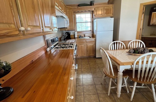 Sondheimer House | Cozy 1 bedroom, 2 queen beds with sofa couch lakefront nEagle Lake Getaway