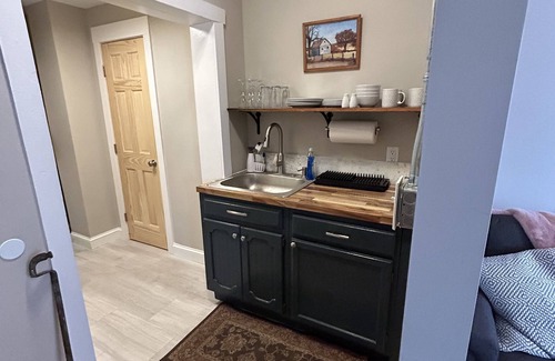 Springfield Apartment | Cozy 1-bedroom apartment with WiFi, AC, washer/dryer in charming Springfield