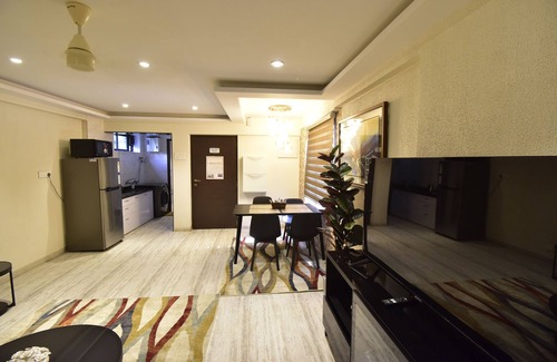 Bandra West Apartment | Cozy 1-bedroom apartment in amazing Mumbai with AC, WiFi