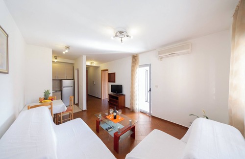 Centar Apartment | Cozy 1-Bedroom Apartment, Walking Distance to the Beach No. 5