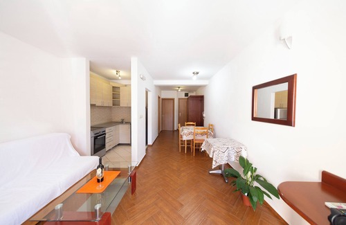 Centar Apartment | Cozy 1-Bedroom Apartment, Walking Distance to the Beach No. 4