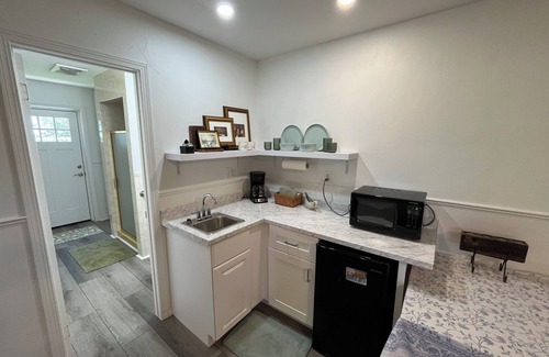 Midwest City House | Cozy 1 bedroom bungalow on acreage in Midwest City close to Tinker AFB.
