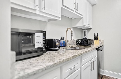 Durham Apartment | Cozy 1-bedroom Gem 5mins to Downtown: Pool-Gym-Parking