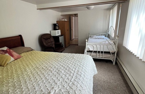Herron Hotel | Cozy 1-bedroom hotel in amazing Hubbard Lake with WiFi, AC