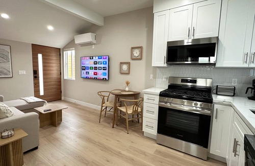 Lake Balboa House | Cozy 1-bedroom house with AC and WiFi in a charming neighborhood of Los Angeles