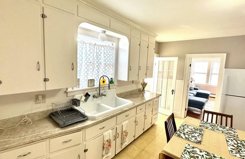 Manchester House | Cozy 1-bedroom house w/WiFi. Work, weekend getaway or celebration? Great place