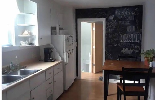 Highland Square Apartment | Cozy 1 Bedroom in Highland Square, pets welcome!