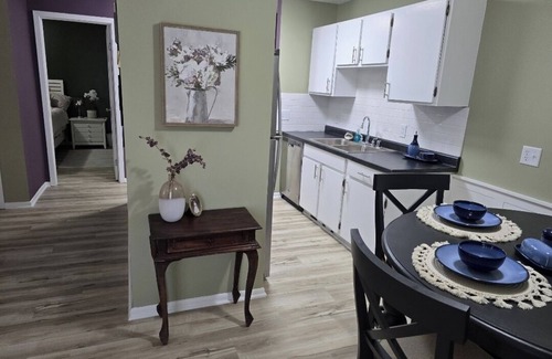 West Seventh Apartment | Cozy 1-bedroom in West 7th with WiFi, AC, sofabed, full bath and kitchen