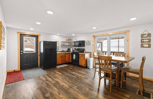 Remsen House | Cozy 1 Bedroom Lakehouse- Adjacent from Hinkley