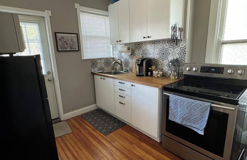 Latonia Apartment | Cozy 1-bedroom lovenest in Covington with AC, WiFi pet-friendly fenced backyard