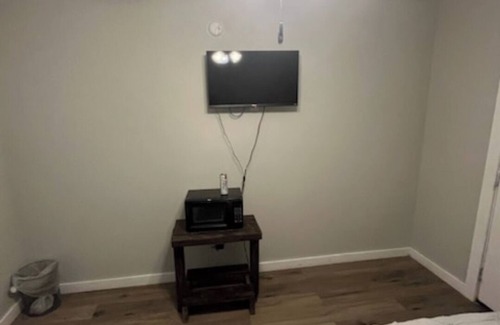Golden Meadow Hotel | Cozy 1-bedroom motel with AC, WiFi in fishing town of Golden Meadow