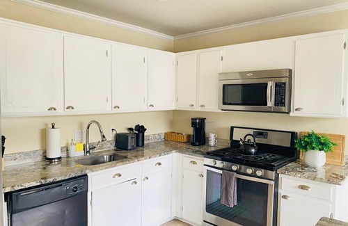 Laurel House | Cozy 1 bedroom patio view #2