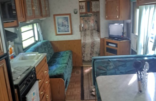 Cloquet House | Cozy 1-bedroom RV with 5 beds has WiFi and AC in marvelous Cloquet.