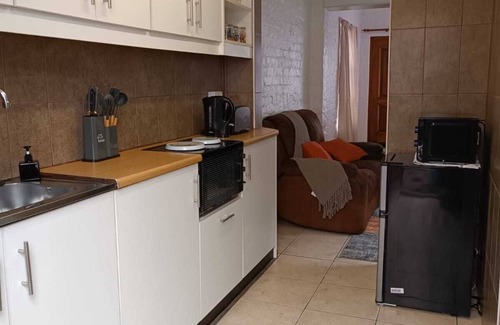 Plumstead Cottage | Cozy 1-Bedroom Self-Catering Apartment with Modern Amenities in Cape Town