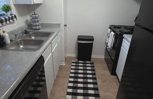 Addison House | Cozy 1-bedroom townhome with AC, WiFi in charming Addison Sleeps 4