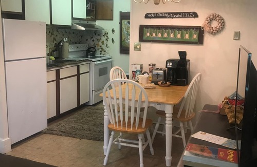 North Bennington House | Cozy 1 Bedroom farm stay cottage