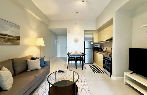 Legazpi Village Condo | Cozy 1-Bedroom with Balcony Condo near Greenbelt Mall Makati City