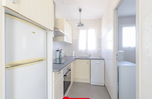 Quartier d'Orbigny Apartment | Cozy 1-BR Apartment 100m from the Ocean with Private Parking in Angoulins
