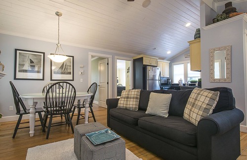 Lincoln Beach Cottage | Cozy 1 Level 2 BR Cottage | Hot Tub | King Bed!