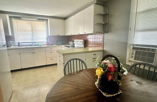 Mansfield Apartment | Cozy 1950s Ranch House