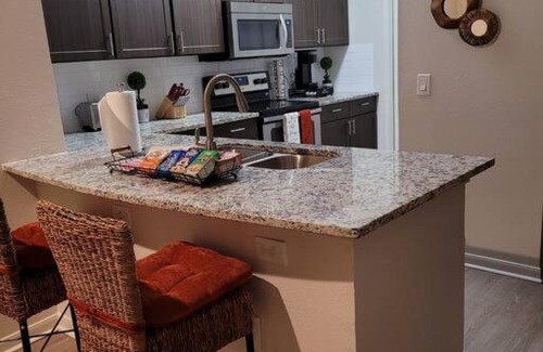 Deep Ellum Apartment | Cozy 1bd in the heart of downtown Dallas!(w/parking)