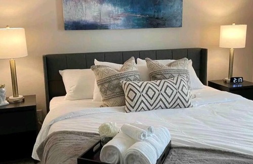 Deep Ellum Apartment | Cozy 1bd in the heart of downtown Dallas!(w/parking)