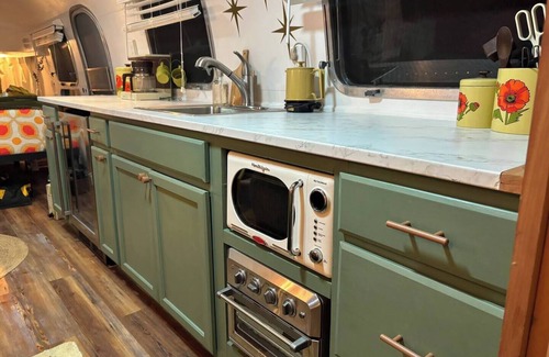 Lexington House | Cozy 1BD Vintage Airstream Experience @ Kentucky Horse Park