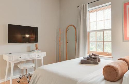 Rittenhouse Row Apartment | Cozy 1BD With Balcony