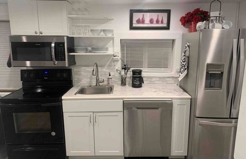 Lake Forest Park Cottage | Cozy 1BR Cottage Near Lake, Trails & City Access
