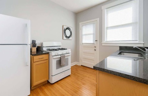 Ravenswood Apartment | Cozy 1BR in Walkable Area