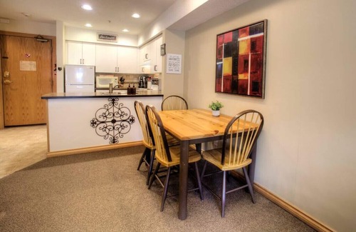 Whistler Creekside Apartment | Cozy 1BR: Sleeps 4,Pool,Hot Tub,BBQ,Free Parking & Near Valley Trail!